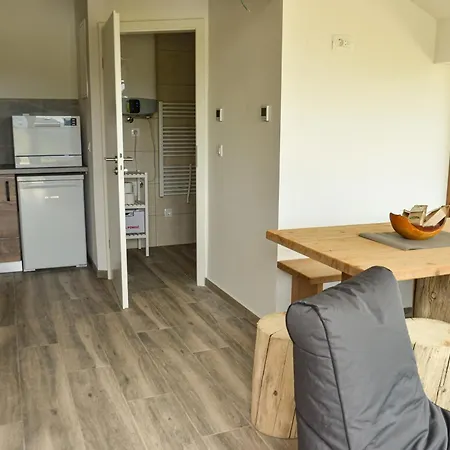 Hiska Ob Gozdu Lukez Plac Apartman *