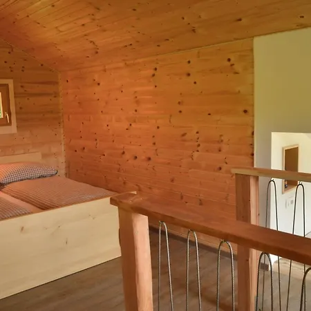 Hiska Ob Gozdu Lukez Plac *