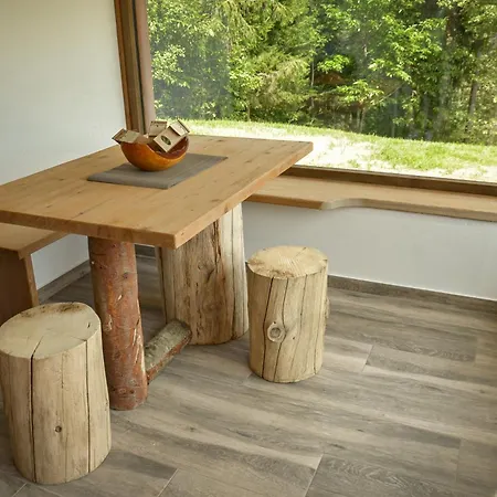 Hiska Ob Gozdu Lukez Plac