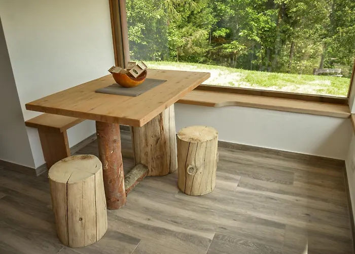 Hiska Ob Gozdu Lukez Plac